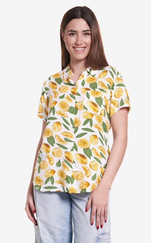 Camisa con estampado de limones y manga corta