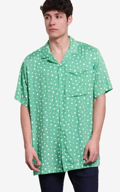 Camisa verde con lunares blancoos pensada para hombre y mujer. 