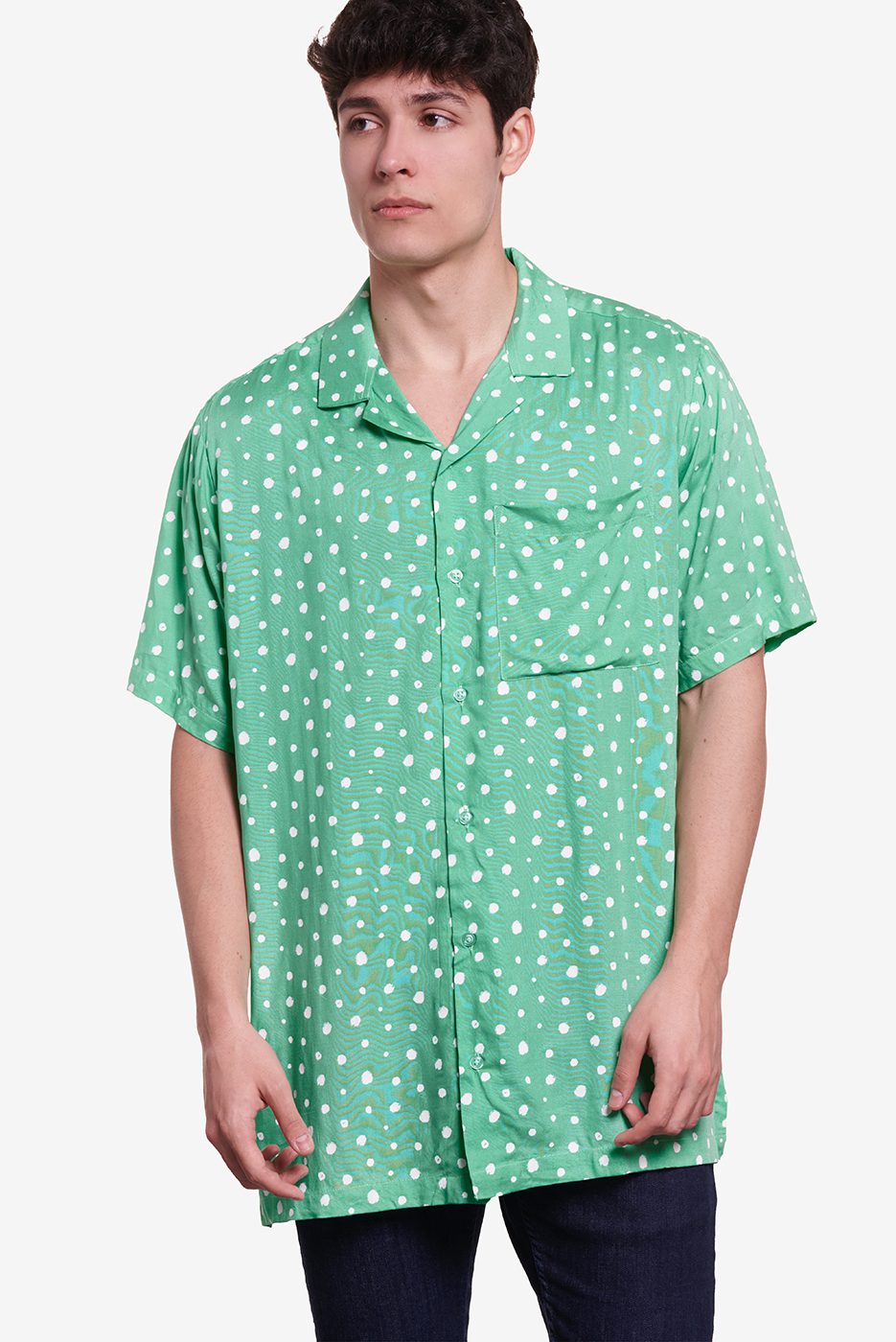 Camisa verde con lunares blancoos pensada para hombre y mujer.