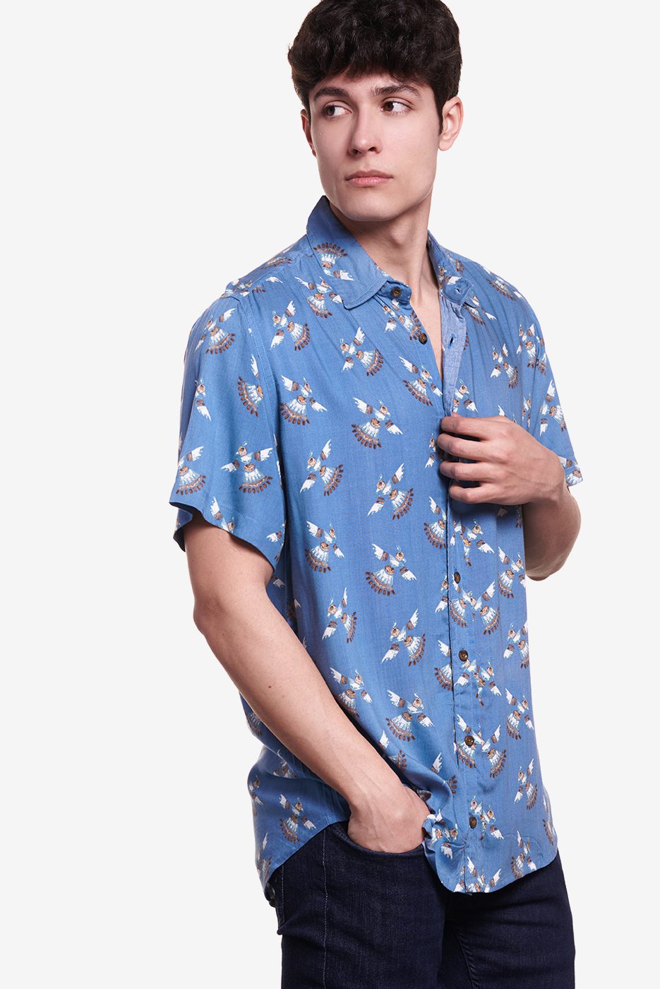 Camisa manga corta azul con dibujos de aves aztecas