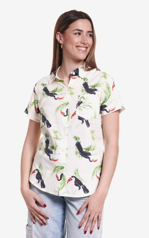 Camisa con tucanes estampados en fondo blanco