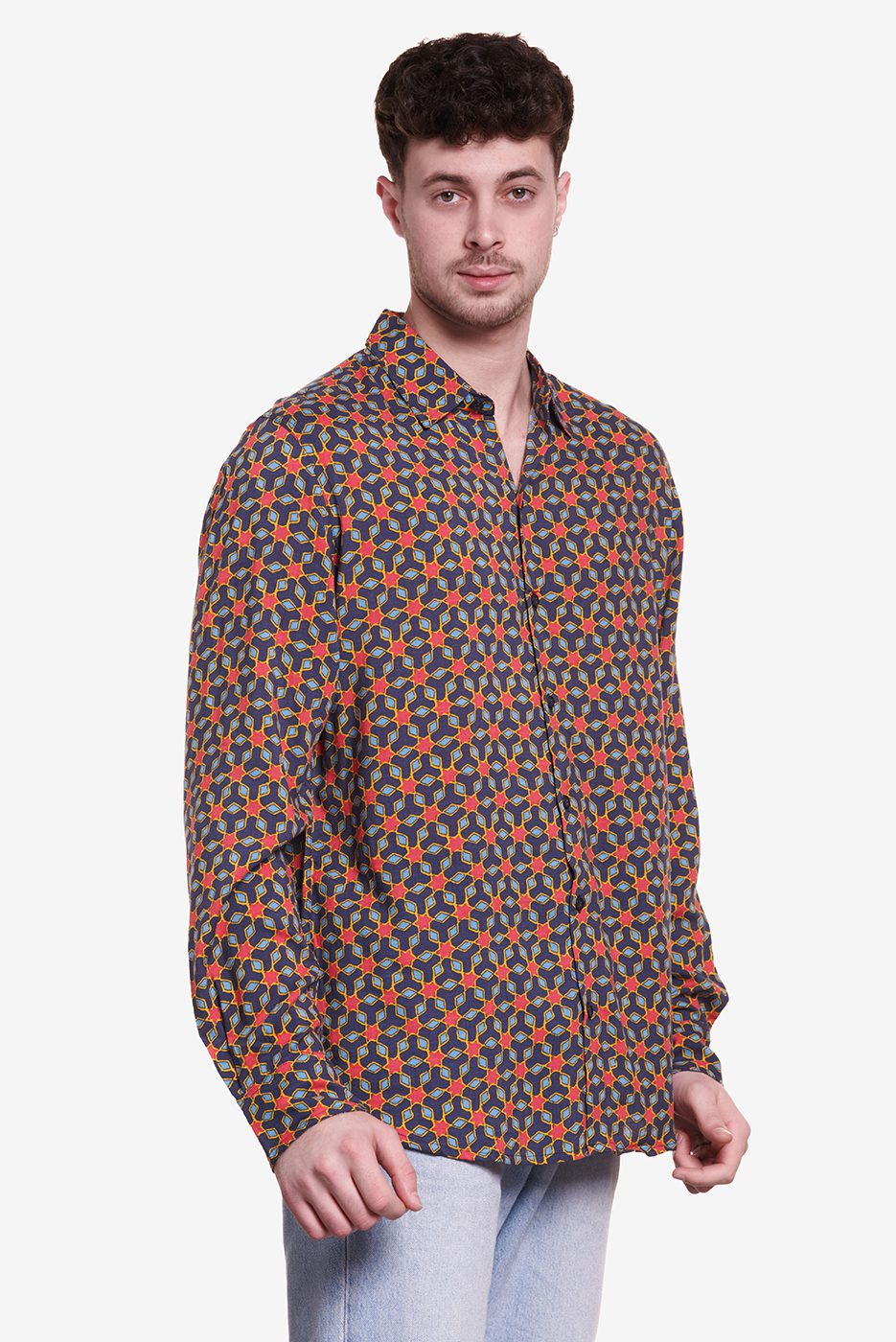 Camisa de hombre elegante y moderna con estampado estilo mudéjar
