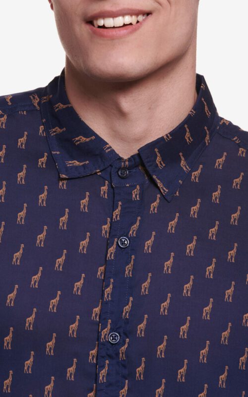 camisa con jirafas en manga corta para hombre