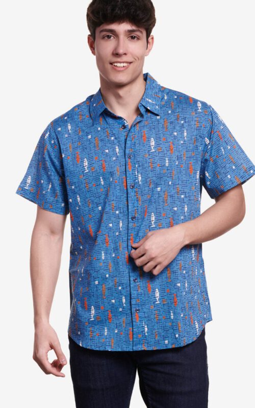 Camisa azul con dibujo de peces en fondo azul y manga corta