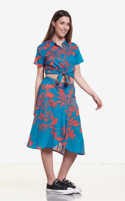 Falda midi con estampado de hojas rojas en fondo azul 