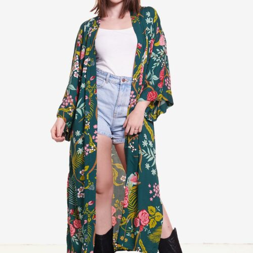 Kimono largo verde oscuro con estampado grandes de pavos reales, hojas y flores rosas.