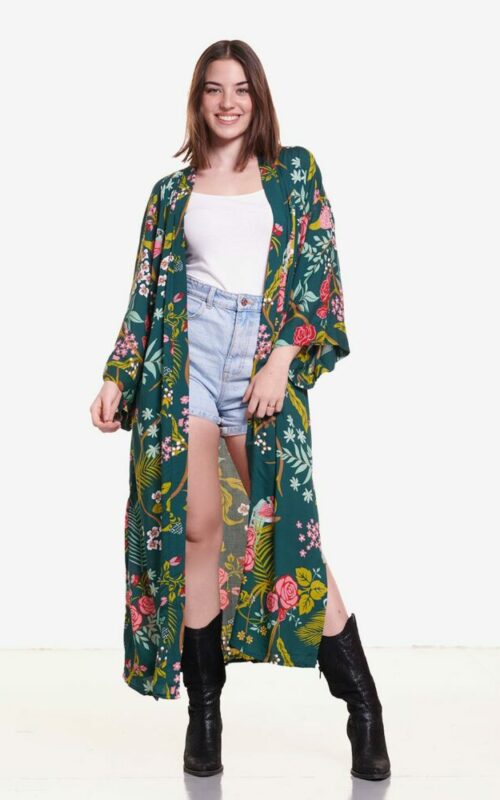 Kimono largo verde oscuro con estampado grandes de pavos reales, hojas y flores rosas.